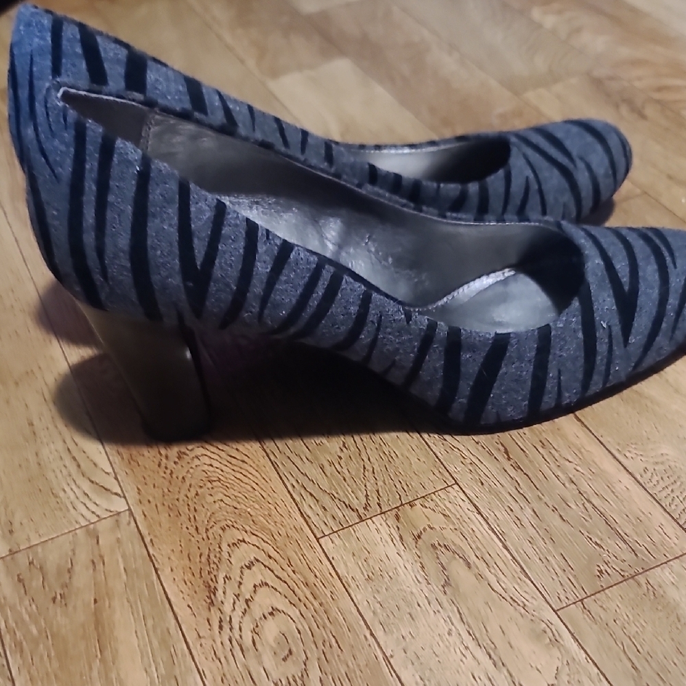 Liz Claiborne Women's Zebra Print Heels (OCBB) - Picture 4 of 8
